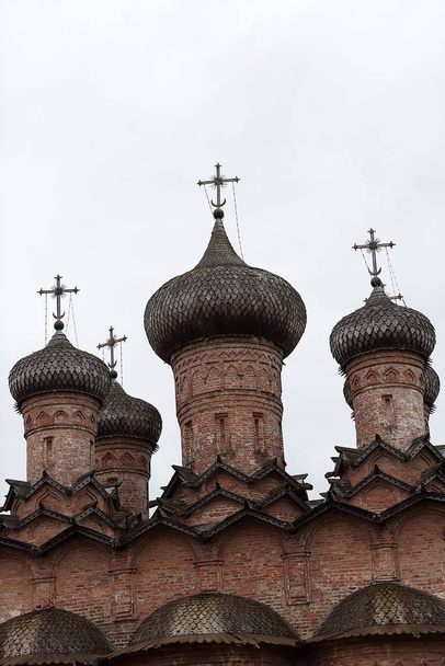 Russia, Veliky Novgorod 01,05,2015   Dukhov monastery - an Orthodox monastery in Veliky Novgorod, is known since the XII century. Currently - inoperative. - Foto, immagini
