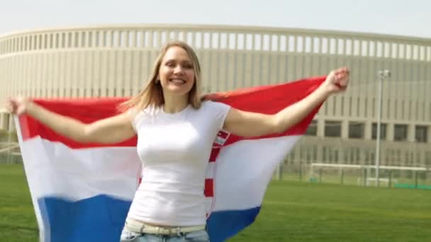 Dama fan piłki nożnej z Flaga Chorwacji. Dziewczyna z flaga chorwacka. - Materiał filmowy, wideo