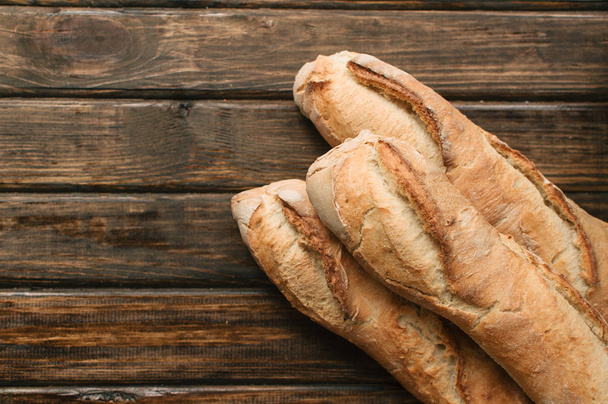 Delicious čerstvě upečený bochníků chleba na dřevěný stůl - Fotografie, Obrázek