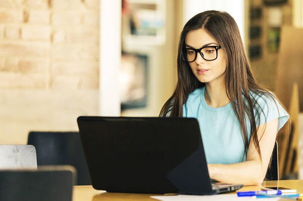 Girl with Laptop in Coworking - Zdjęcie, obraz