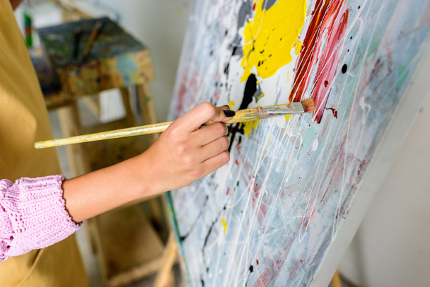 imagen recortada de la pintura artista femenina en el taller con pincel de pintura
 - Foto, Imagen