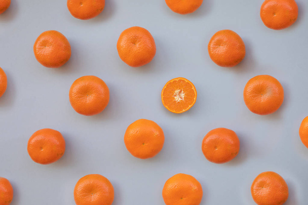 mandarine orange fraîche sur fond gris
 - Photo, image