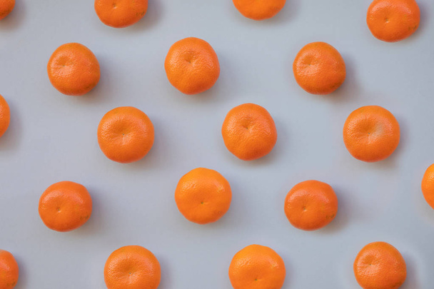 Свежий оранжевый мандарин на сером фоне
 - Фото, изображение