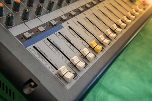 Controle de equalizador de misturador de áudio técnico de som para fundo
. - Foto, Imagem
