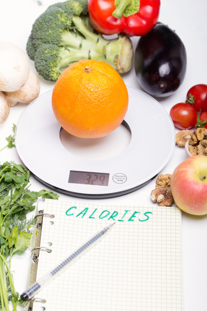 計量製品、野菜、キッチン電子体重計、カロリー計算と適切な食事メニューを作るためのリストに値を書き込むにフルーツ ダイエット - 写真・画像