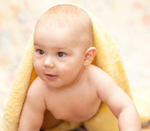 dulce bebé en toalla
 - Foto, Imagen