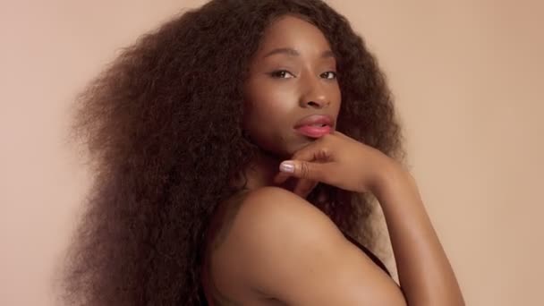 Belleza negro mestizo raza africana americana mujer con pelo largo rizado y sonrisa perfecta
 - Metraje, vídeo