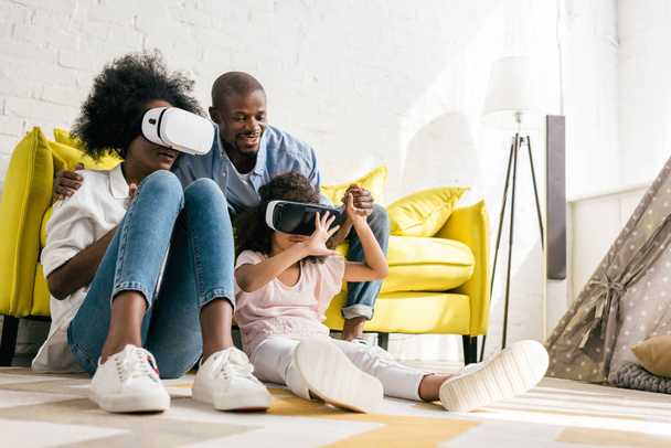 Afroamerykanin w zestaw wirtualnej rzeczywistości, wspólna zabawa w domu - Zdjęcie, obraz