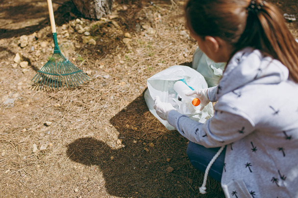 Обрезанная молодая женщина в повседневной одежде, перчатки уборка мусора я
 - Фото, изображение