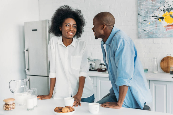 portrait du couple afro-américain le matin dans la cuisine à la maison
 - Photo, image