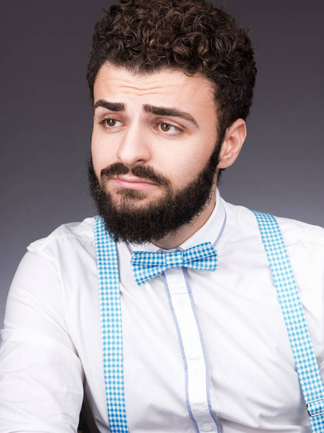 Портрет молодого человека с бородой и усами. Стильный внешний вид
 - Фото, изображение