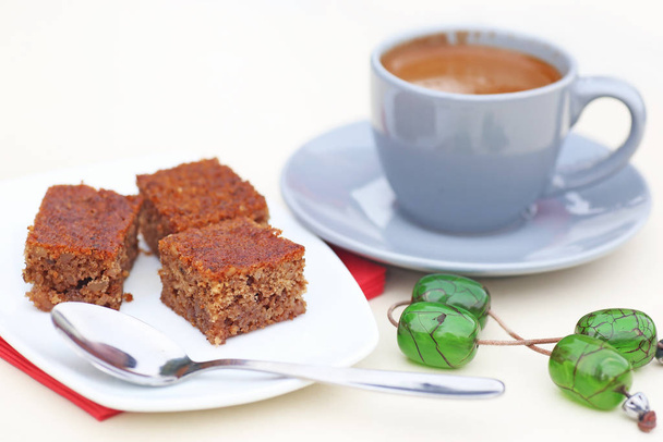 tradycyjną grecką kawę z pecan pie deser i zielony różaniec na stole - Zdjęcie, obraz