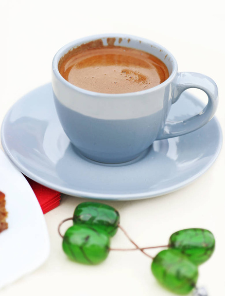 traditioneller griechischer Kaffee und grüner Rosenkranz auf dem Tisch - Foto, Bild
