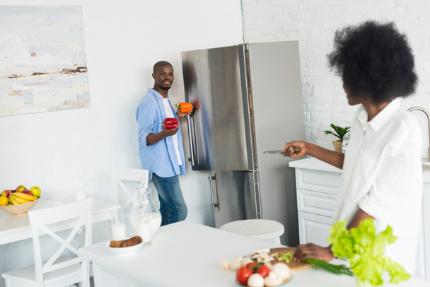 vista parziale della cucina afro-americana colazione insieme in cucina a casa
 - Foto, immagini