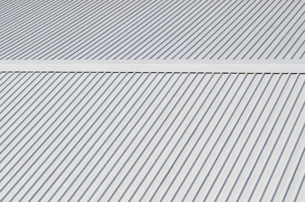 Μεταλλική στέγη γκρι με ρυθμική παράλληλη ελάφρυνση κατευθύνσεις - Φωτογραφία, εικόνα