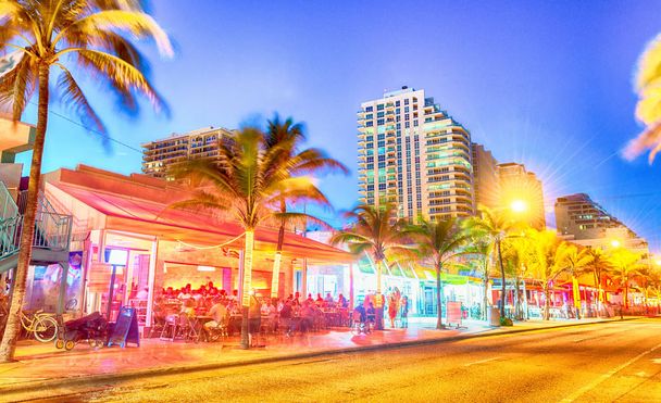 Fort Lauderdale Beach Boulevard e gli edifici al crepuscolo, Florida
. - Foto, immagini