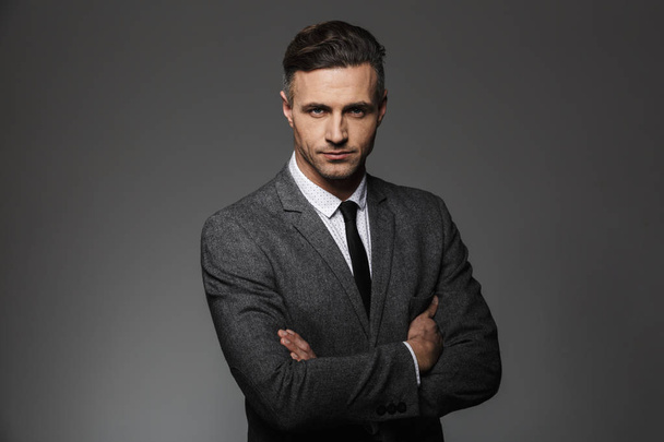 Portrait of masculine man wearing business suit posing on camera - Foto, imagen