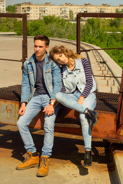 Jonge mooie aantrekkelijke mode paar dragen jeans kleding  - Foto, afbeelding