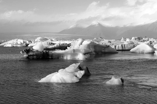 Laguna Glacial Jokulsarlon en blanco y negro, Vatnajokull, Islandia
 - Foto, imagen