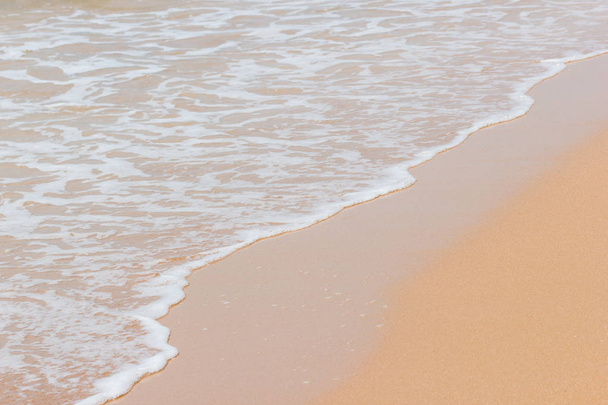 Pehmeä aalto sininen valtameri Thaimaan rannalla, kopioi tilaa hiekka kopioi tilaa
 - Valokuva, kuva
