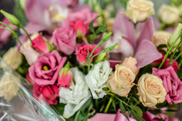 Букет с орхидеями и розами на красивом фоне
 - Фото, изображение