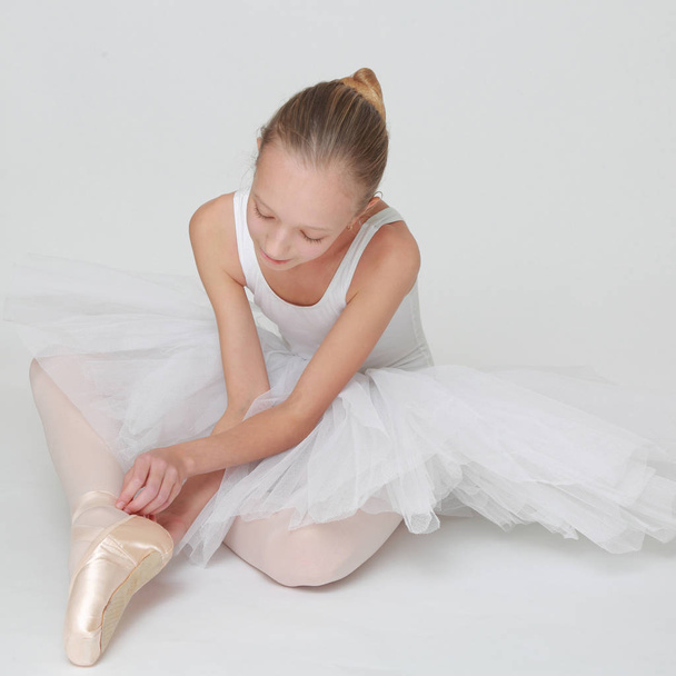 Beautiful little ballerina in studio - Foto, afbeelding