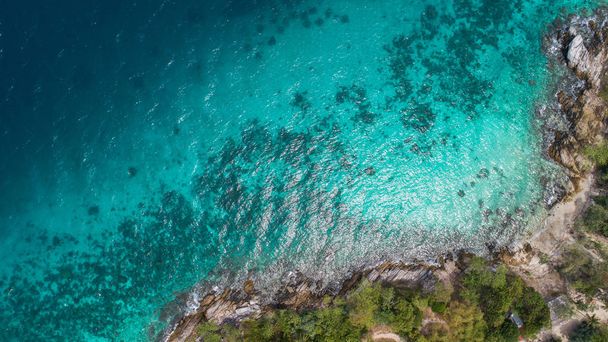 熱帯の島の風景と海の空中ドローン ビュー  - 写真・画像