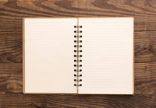 notebook a spirale realistico vuoto isolato su sfondo di legno
 - Foto, immagini