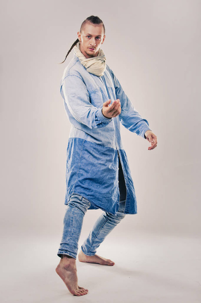 male contemporary hip hop dancer in denim - Foto, Imagem