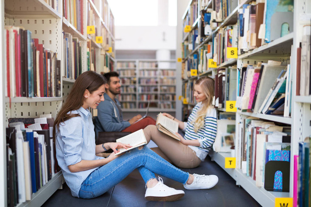 Estudiantes universitarios que trabajan en la biblioteca del campus
 - Foto, imagen