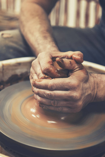 Ceramiche. Il maestro alla ruota dei vasai, produce un vaso di argilla
 - Foto, immagini