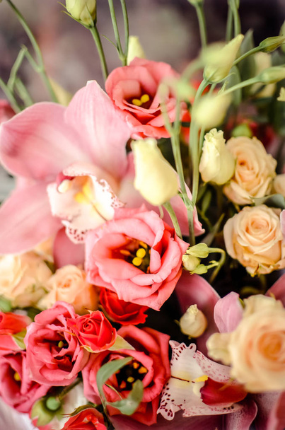 Букет с орхидеями и розами на красивом фоне
 - Фото, изображение