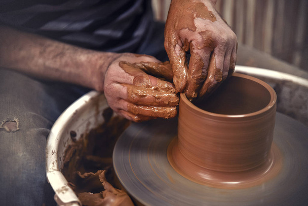 Ceramiche. Il maestro alla ruota dei vasai, produce un vaso di argilla
 - Foto, immagini