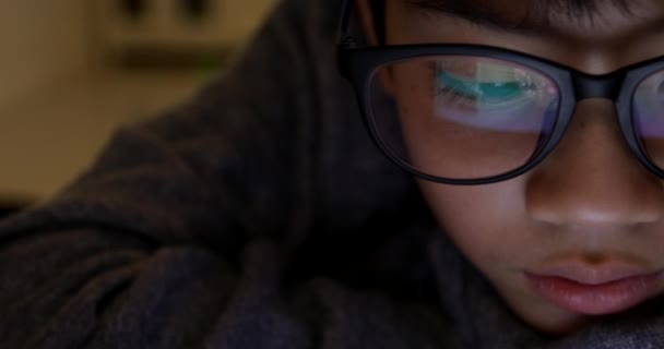 Εσωτερικη χαριτωμένο Ασίας αγοριού φορώντας γυαλιά και χρησιμοποιώντας υπολογιστή tablet, νεαρό εφηβικό αγόρι παίζοντας παιχνίδια στο ψηφιακό tablet . - Πλάνα, βίντεο