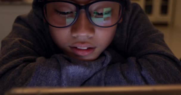 かわいいアジアの男の子めがねとデジタル タブレットに若い 10 代の少年ゲーム タブレット コンピューターを使用してのクローズ アップ . - 映像、動画