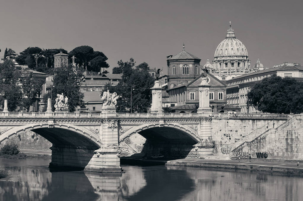 Rio Tibre e Basílica de São Pedro na Cidade do Vaticano em preto e branco
 - Foto, Imagem