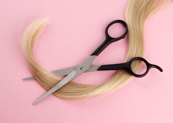 Hair and cutting shears, on pink background - Φωτογραφία, εικόνα