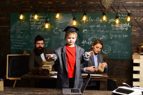 Good teachers help students ask great questions. Hipster is solving math exam. Charismatic teachers are great every body loves them. Parents usually put their kids into academic coaching. - Foto, Imagem