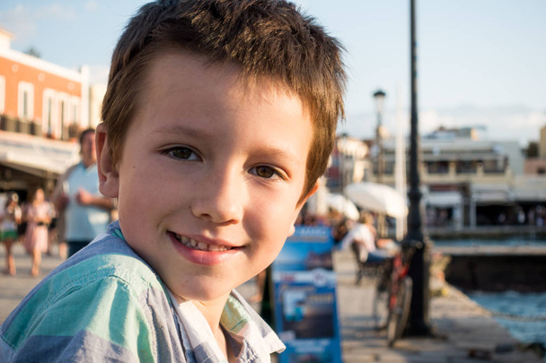 Lähikuva muotokuva hymyilevä tummatukkainen poika
 - Valokuva, kuva