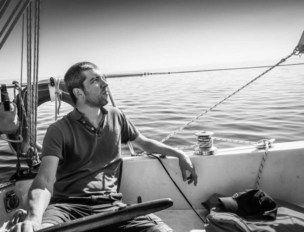 Gondolkodó ember utazik a yacht Torontóban, Kanadában - Fotó, kép