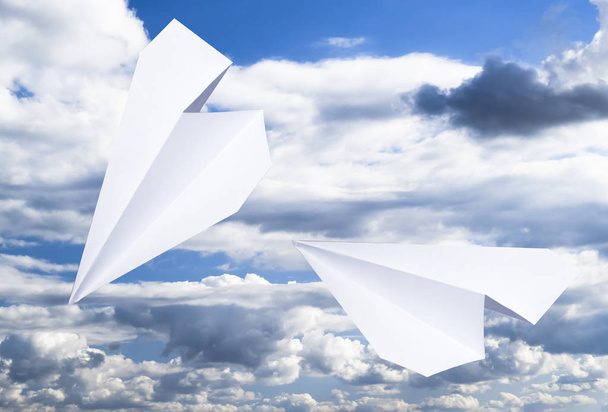 White paper airplane in a blue sky with clouds. The message symbol in the messenger - Foto, afbeelding