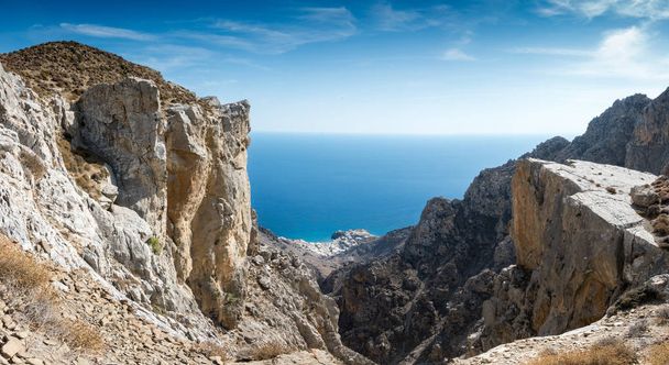 Vista panoramica della scogliera rocciosa e del paesaggio marino contro il cielo, Creta, Grecia
 - Foto, immagini