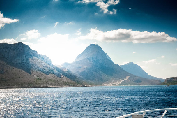 ロッキーの山と海、浴槽ラグーン、クレタ島、ギリシャの美しい景色 - 写真・画像