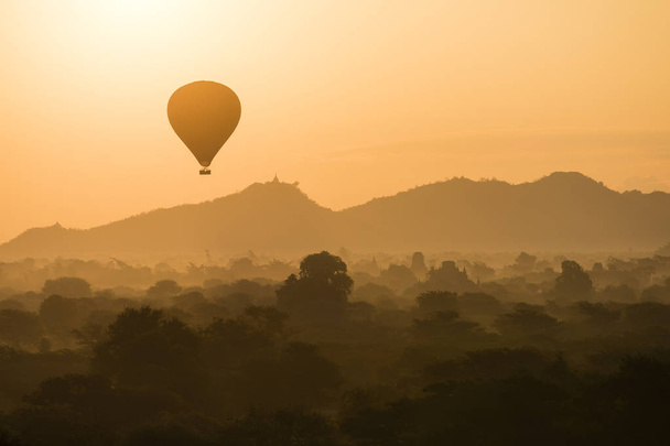 Balloon silhouette with sunrise over the ancient temples in Bagan, Myanmar - Φωτογραφία, εικόνα