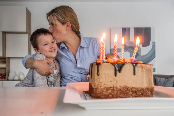 Äiti juhlii syntymäpäivää poikansa kanssa kotona
 - Valokuva, kuva