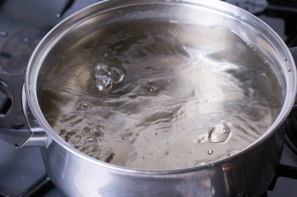kochendes Wasser in einem Topf - Foto, Bild