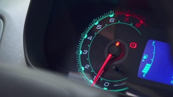 Closeup araba Pano takometre odaklanmak, gaz rölanti ve maksimum güç motoru yükleme ile - Video, Çekim
