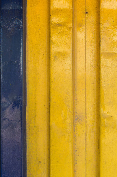 struttura blu e gialla del contenitore della nave da carico
 - Foto, immagini
