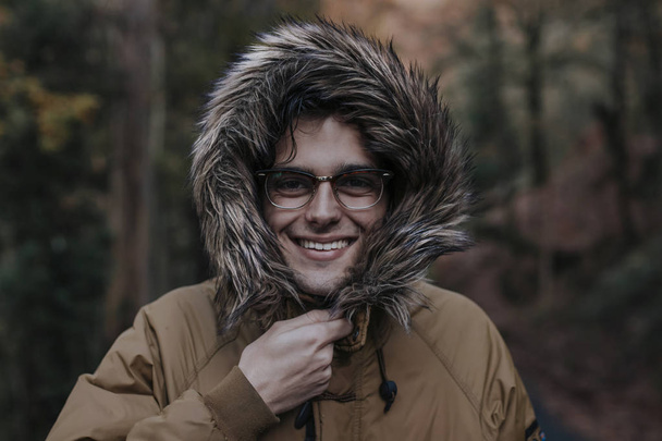 portrét mladého muže v lese v na podzim nebo v zimě - Fotografie, Obrázek