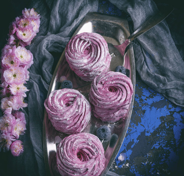 round pieces of pink marshmallows on an iron plate - Foto, Bild
